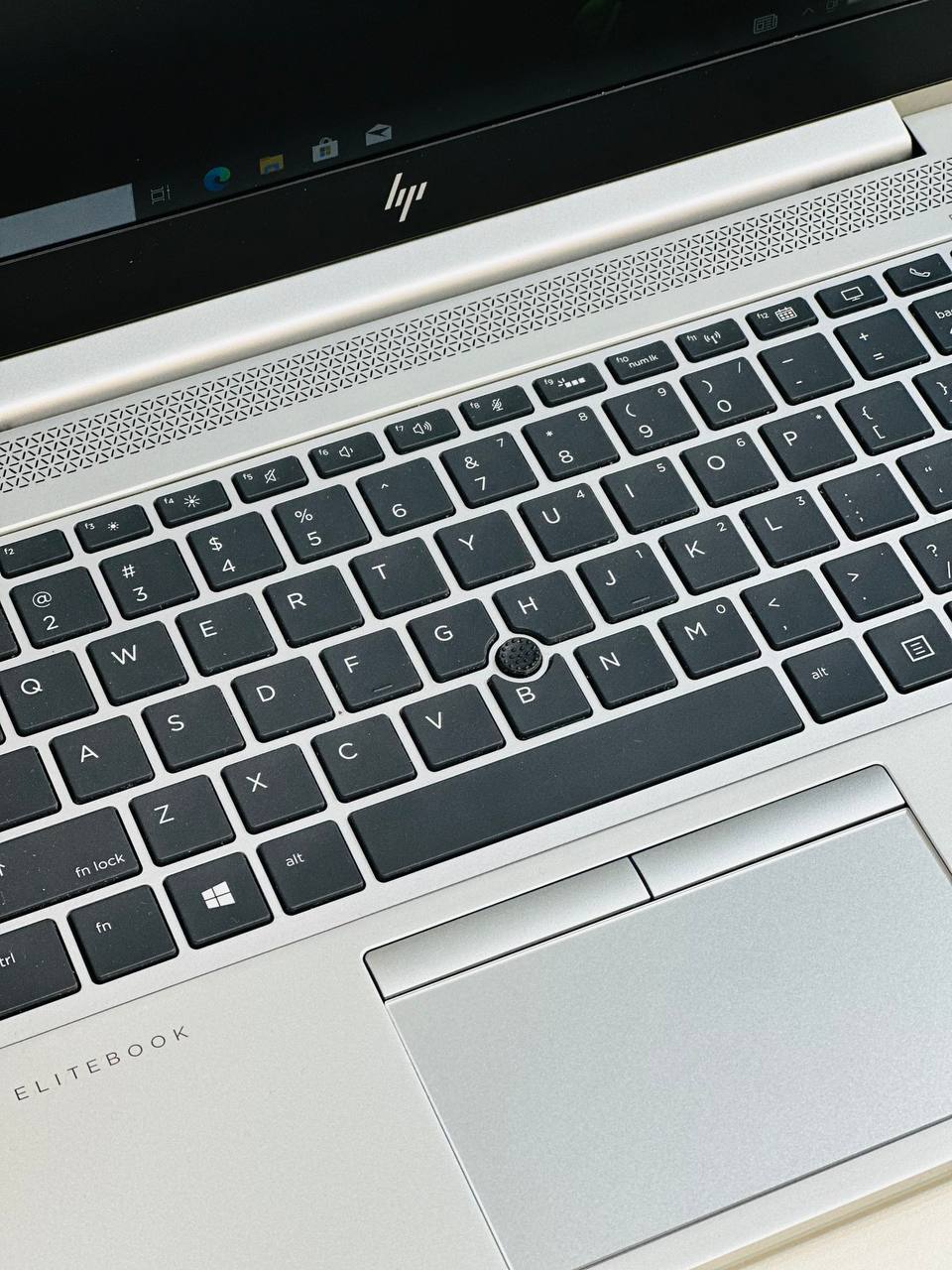 طراحی لپ تاپ HP EliteBook 745 G6 با بدنه نقره‌ای و نمایشگر 14 اینچ Full HDطراحی لپ تاپ HP EliteBook 745 G6 با بدنه نقره‌ای و نمایشگر 14 اینچ Full HD