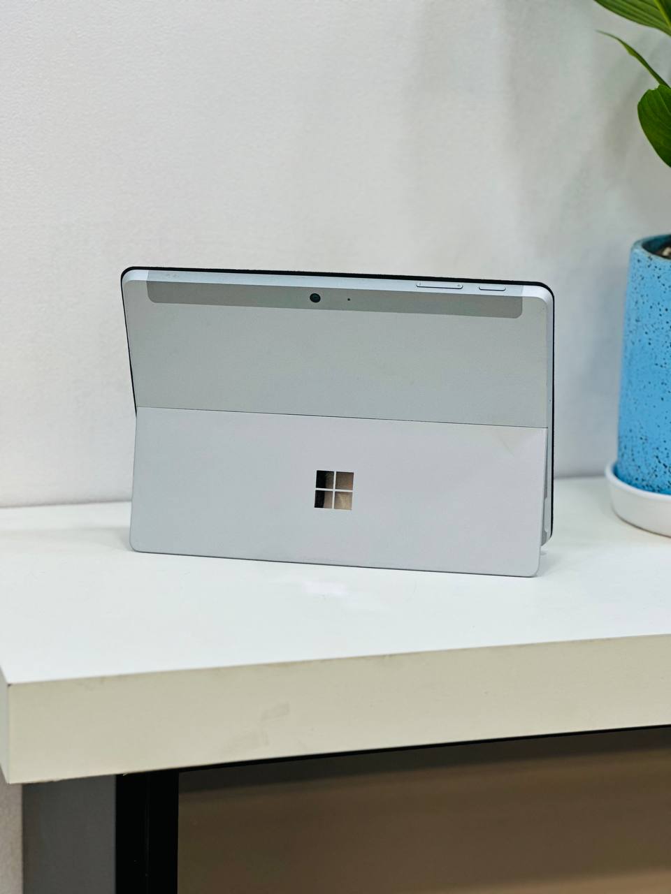 نمای پشت Microsoft Surface Go 2 نقره‌ای Grade A+++