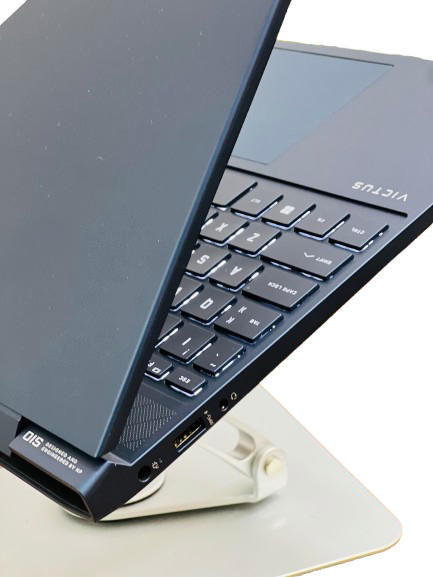 نمای نزدیک از کیبورد لپ تاپ گیمینگ HP VICTUS 15 با نور پس زمینه