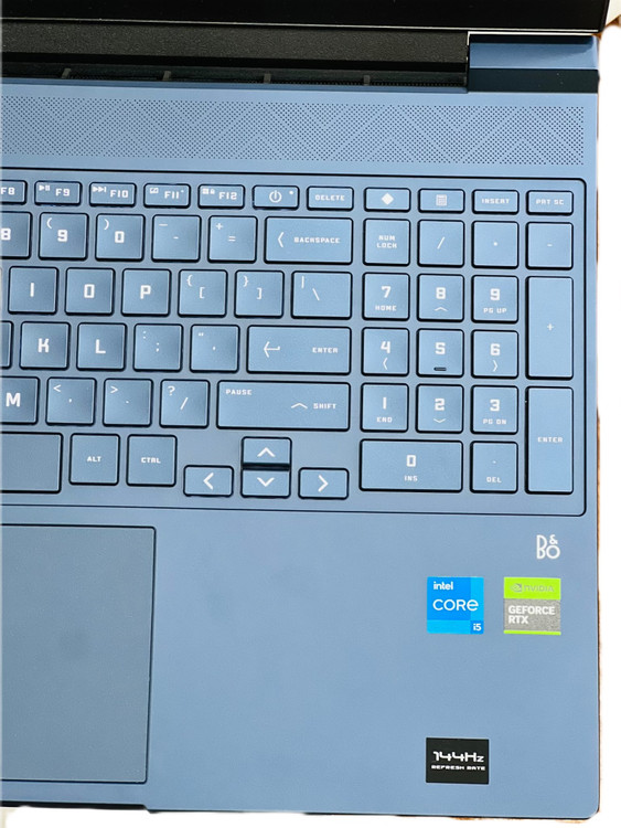 کیبورد و طراحی داخلی لپتاپ گیمینگ HP Victus 15 با نور پسزمینه