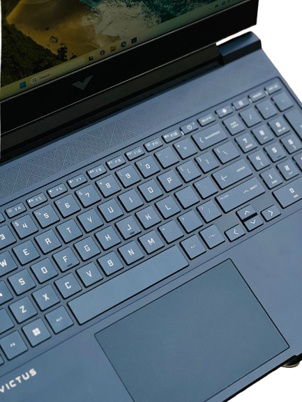 کیبورد و طراحی داخلی لپتاپ گیمینگ HP Victus 15 با نور پسزمینه