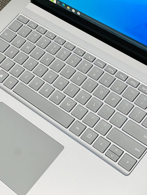 کیبورد ارگونومیک و نمایشگر لمسی لپتاپ Microsoft Surface Laptop 3 – ایدهآل برای تایپ و طراحی