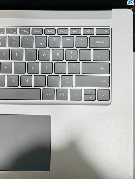 کیبورد ارگونومیک و نمایشگر لمسی لپتاپ Microsoft Surface Laptop 3 – ایدهآل برای تایپ و طراحی