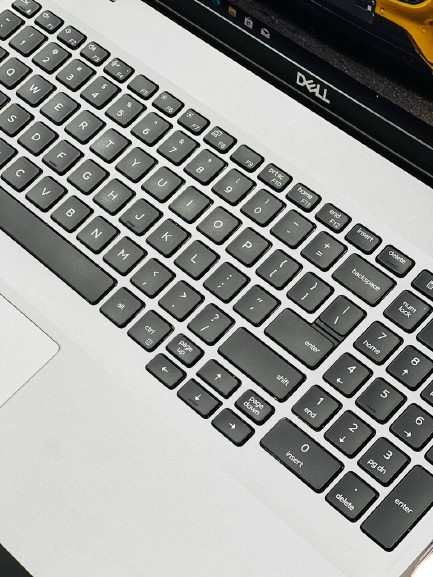 کیبورد ارگونومیک و نمایشگر 15.6 اینچی FHD لپتاپ Dell Precision 3551 – ایدهآل برای طراحان گرافیکی، معماران و مهندسان