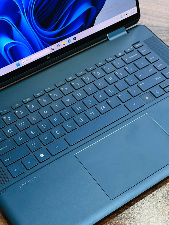 کیبورد جزیرهای با نور پسزمینه لپتاپ HP Spectre 16، دارای تاچپد بزرگ و طراحی ارگونومیک برای تایپ راحت