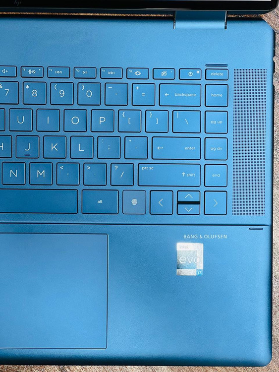 کیبورد جزیرهای با نور پسزمینه لپتاپ HP Spectre 16، دارای تاچپد بزرگ و طراحی ارگونومیک برای تایپ راحت