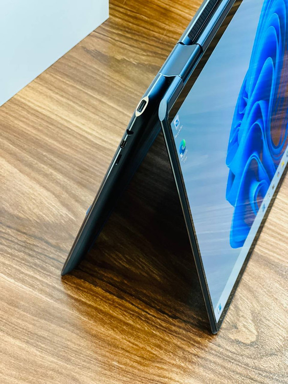 پورتهای سمت راست HP Spectre 16 شامل HDMI، USB-A و درگاه شارژر مغناطیسی HP