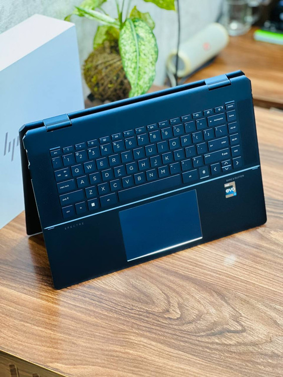 HP Spectre 16 در حالت تبلت با نمایشگر لمسی 4K x360، ایدهآل برای طراحی و یادداشتبرداری