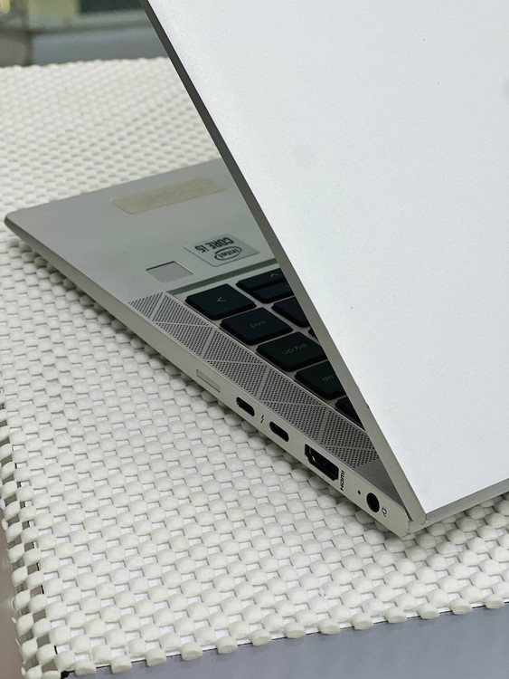 پورتهای سمت چپ HP EliteBook 840 G7 شامل USB-C، USB-A، جک 3.5mm هدفون و درگاه شارژر