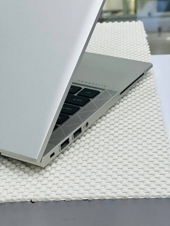 پورتهای سمت راست HP EliteBook 840 G7 شامل HDMI، USB-A، Smart Card Reader