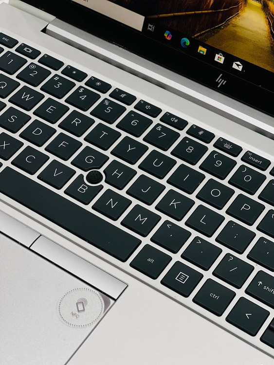 کیبورد جزیرهای با نور پسزمینه لپتاپ HP EliteBook 840 G7، مناسب برای تایپ سریع و راحت