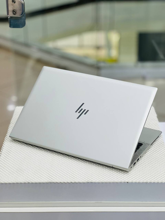 پشت لپتاپ HP EliteBook 840 G7 با روکش فلزی، لوگوی براق HP و طراحی حرفهای