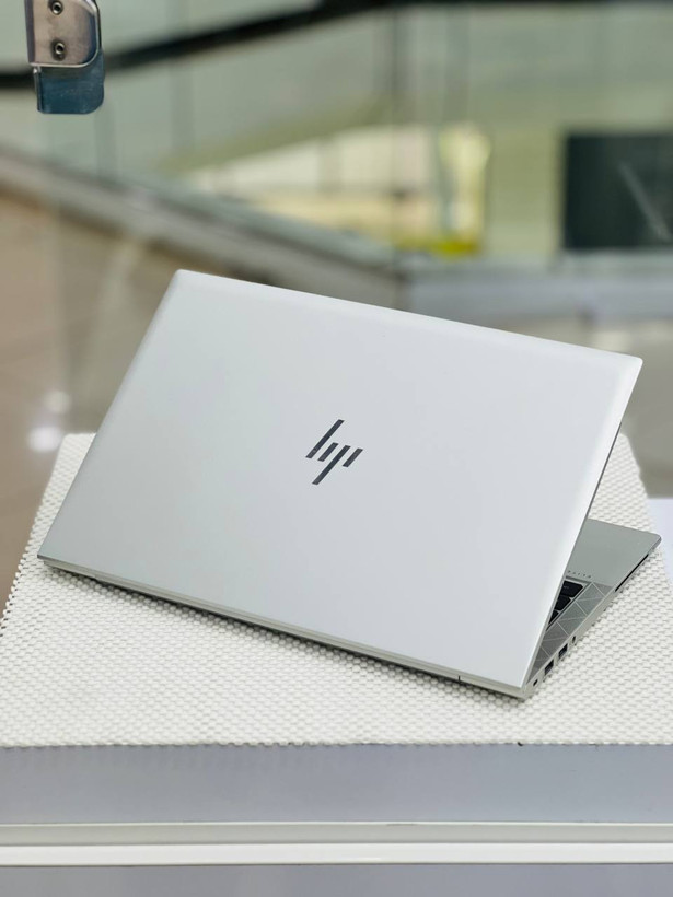 پشت لپتاپ HP EliteBook 840 G7 با روکش فلزی، لوگوی براق HP و طراحی حرفهای