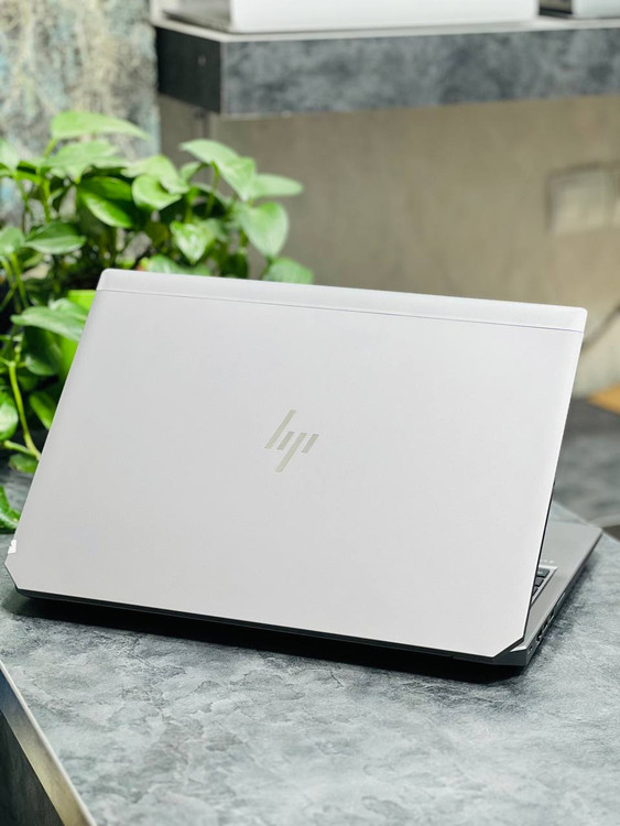 پشت لپتاپ HP ZBook 15 G5 با روکش فلزی مقاوم، لوگوی براق HP و طراحی صنعتی حرفهای