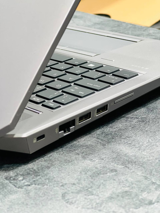 پورتهای سمت چپ HP ZBook 15 G5 شامل USB-C، USB-A، HDMI، DisplayPort و درگاه کارت SD