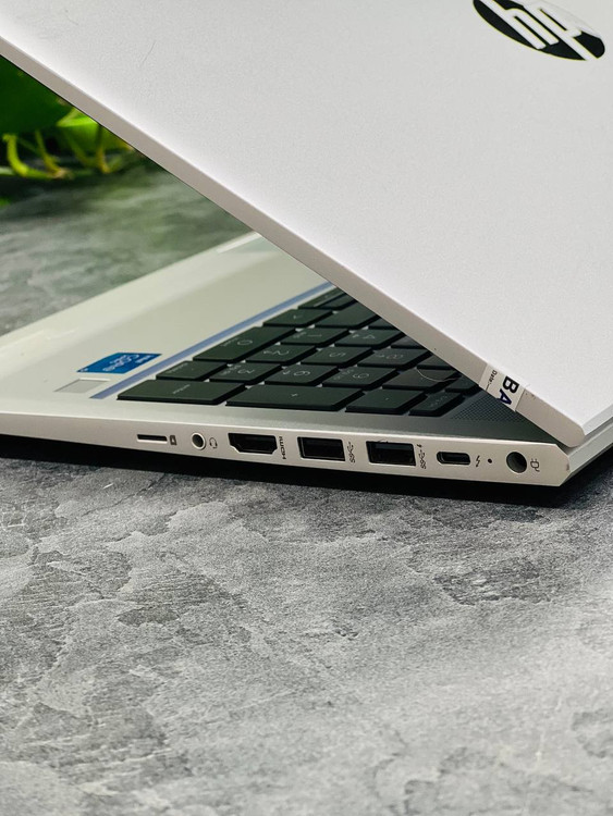 پورتهای سمت راست HP ProBook 650 G8 شامل USB-A، کارتخوان microSD و جک 3.5mm هدفون