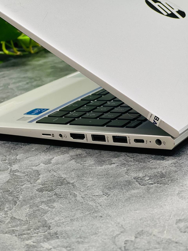 پورتهای سمت راست HP ProBook 650 G8 شامل USB-A، کارتخوان microSD و جک 3.5mm هدفون
