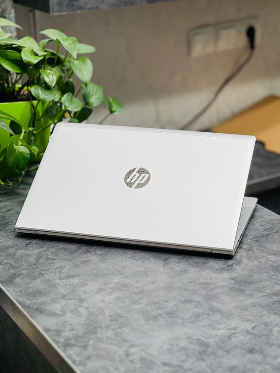پشت لپتاپ HP ProBook 650 G8 با بدنه آلومینیومی، طراحی حرفهای و لوگوی براق HP