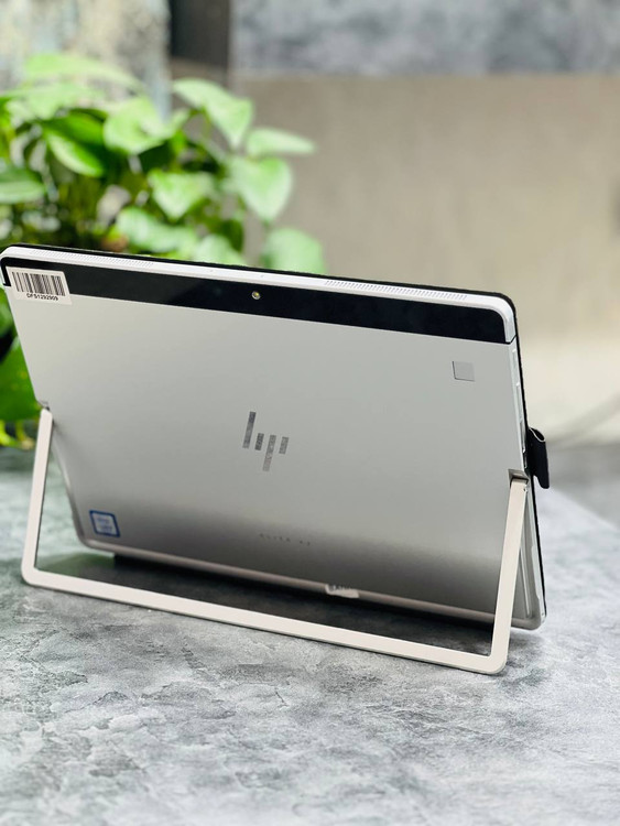 پشت لپتاپ HP Elite x2 1012 G2 با بدنه فلزی مقاوم، طراحی مینیمال و لوگوی براق HP