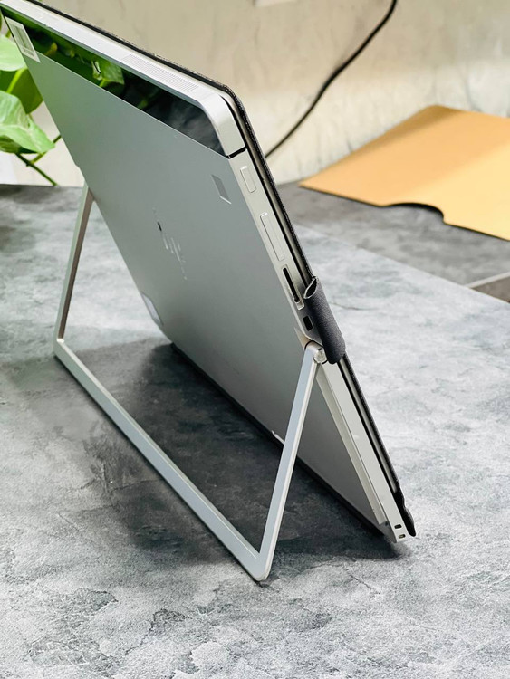 پورتهای سمت چپ HP Elite x2 1012 G2 شامل USB-C، جک 3.5mm هدفون و دکمههای تنظیم صدا