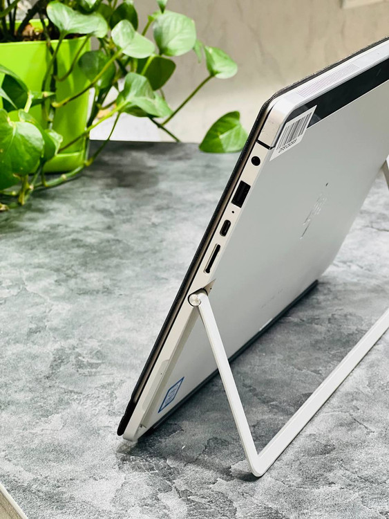 پورتهای سمت چپ HP Elite x2 1012 G2 شامل USB-C، جک 3.5mm هدفون و دکمههای تنظیم صدا