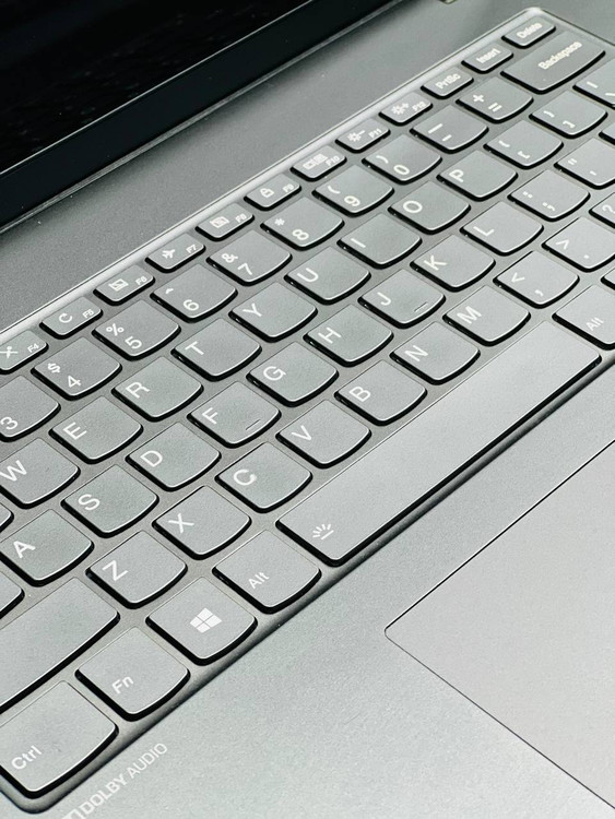 کیبورد جزیرهای با نور پسزمینه لپتاپ Lenovo IdeaPad Flex 15، مناسب برای تایپ راحت و سریع در محیطهای کاری و آموزشی