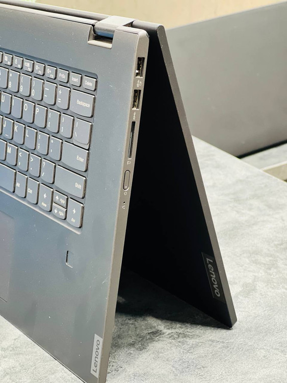 پورتهای سمت راست Lenovo IdeaPad Flex 15 شامل USB-A، کارتخوان SD و دکمه پاور