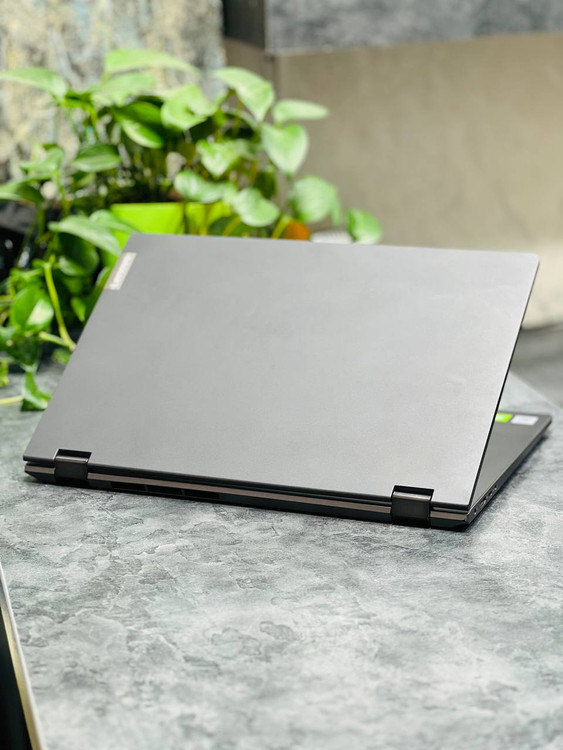 پشت لپتاپ Lenovo IdeaPad Flex 15 با بدنه فلزی مقاوم، طراحی مینیمال و لوگوی برجسته لنوو