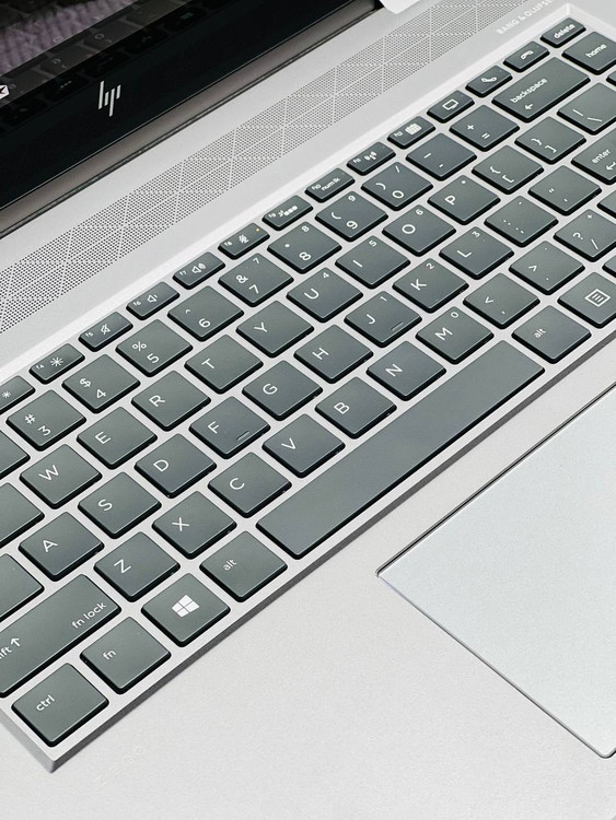 کیبورد جزیرهای با نور پسزمینه لپتاپ HP ZBook Studio G5 x360، مناسب برای تایپ راحت و حرفهای در هر محیطی