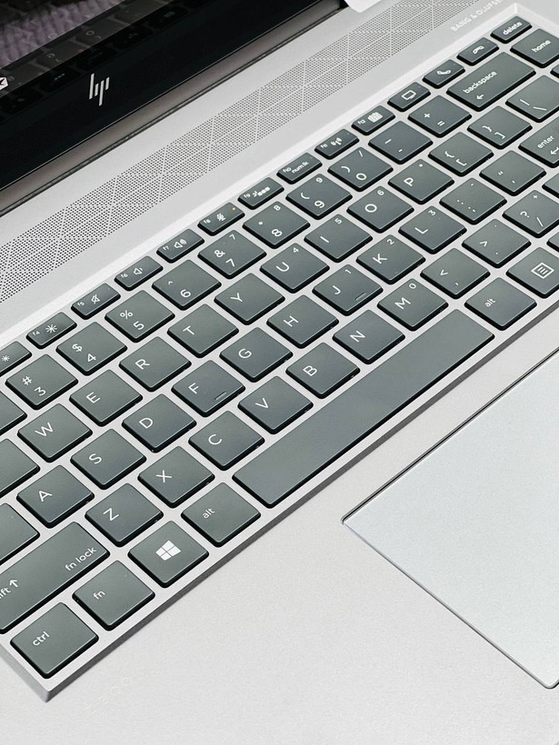 کیبورد جزیرهای با نور پسزمینه لپتاپ HP ZBook Studio G5 x360، مناسب برای تایپ راحت و حرفهای در هر محیطی