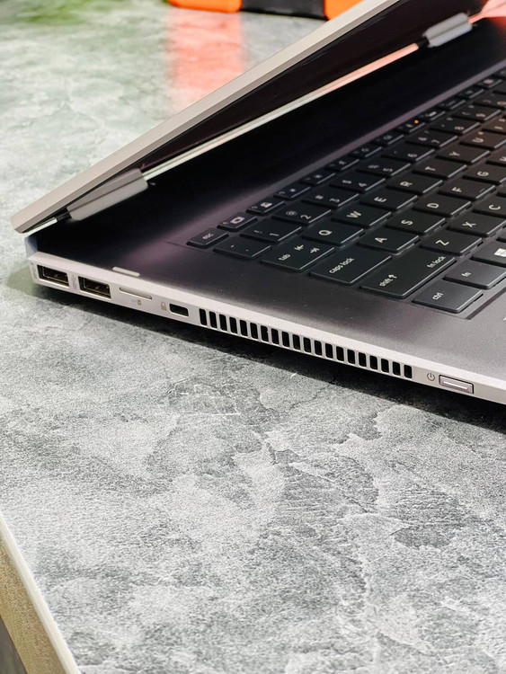 پورتهای سمت چپ HP ZBook Studio G5 x360 شامل USB-C Thunderbolt، HDMI، USB-A و درگاه شارژ