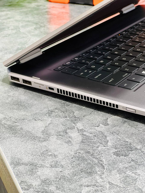 پورتهای سمت چپ HP ZBook Studio G5 x360 شامل USB-C Thunderbolt، HDMI، USB-A و درگاه شارژ