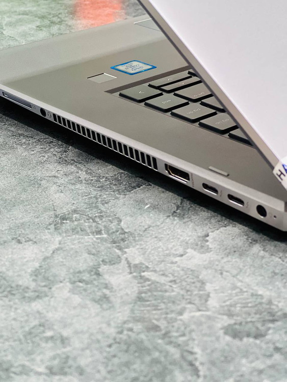 پورتهای سمت راست HP ZBook Studio G5 x360 شامل جک 3.5mm هدفون، کارتخوان SD و دکمه پاور