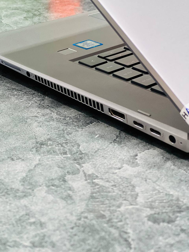 پورتهای سمت راست HP ZBook Studio G5 x360 شامل جک 3.5mm هدفون، کارتخوان SD و دکمه پاور