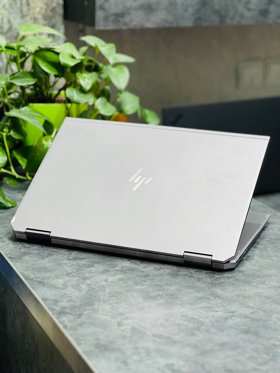 پشت لپتاپ HP ZBook Studio G5 x360 با بدنه فلزی مقاوم، طراحی مدرن و لوگوی برجسته HP