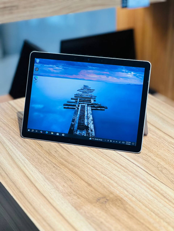 Microsoft Surface Go 2 در حالت تبلت، ایدهآل برای یادداشتبرداری، مطالعه و کارهای آموزشی