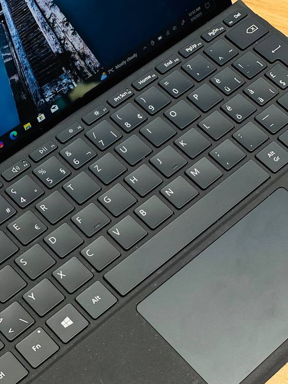 کیبورد مغناطیسی Microsoft Surface Go 2 با تاچپد دقیق و نور پسزمینه، مناسب برای تایپ حرفهای