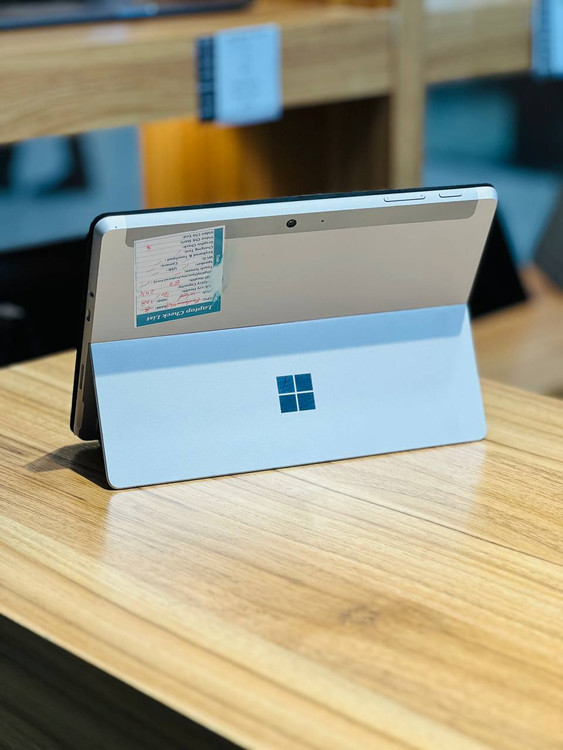 پشت تبلت Microsoft Surface Go 2 با بدنه آلومینیومی مقاوم، پایه استند داخلی و لوگوی مایکروسافت