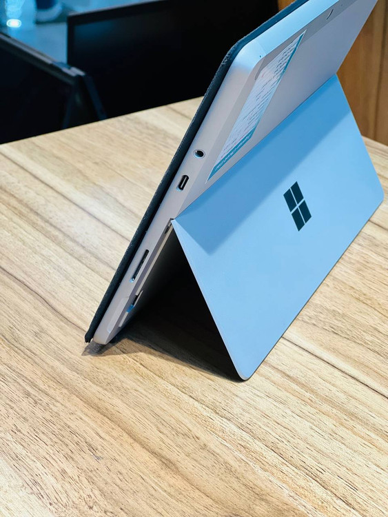 پورتهای سمت راست Surface Go 2 شامل درگاه کارت microSD برای افزایش حافظه و دکمههای تنظیم صدا