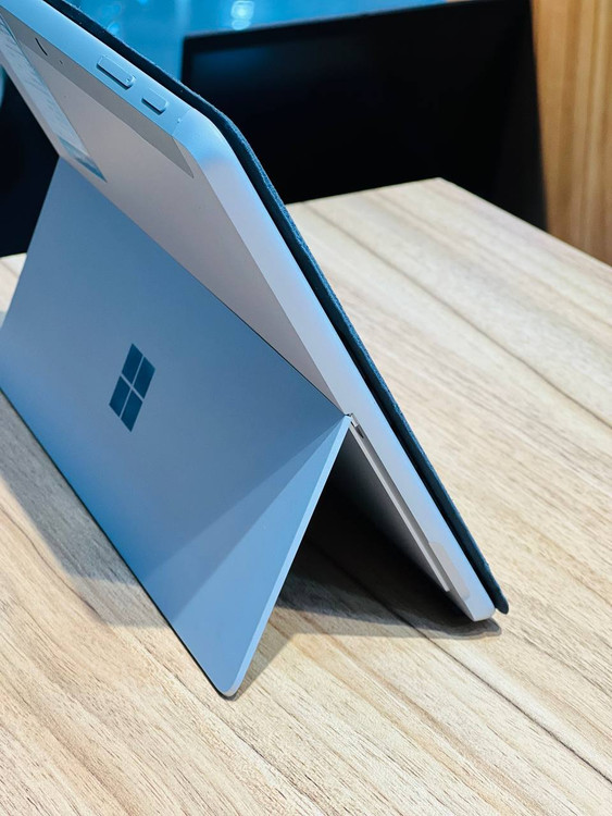 پورتهای سمت چپ Surface Go 2 شامل USB-C، جک 3.5mm هدفون و درگاه شارژ Surface Connect