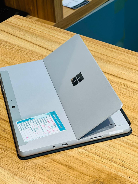 پشت تبلت Microsoft Surface Go 2 با بدنه آلومینیومی مقاوم، پایه استند داخلی و لوگوی مایکروسافت