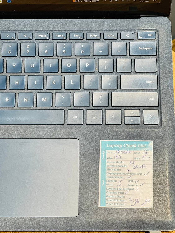 پورتهای سمت راست Microsoft Surface Laptop 3 شامل درگاه شارژ Surface Connect