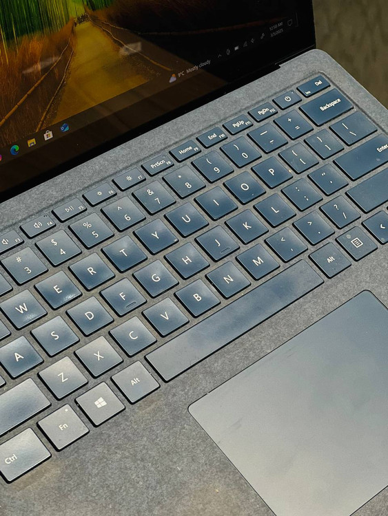 پورتهای سمت راست Microsoft Surface Laptop 3 شامل درگاه شارژ Surface Connect