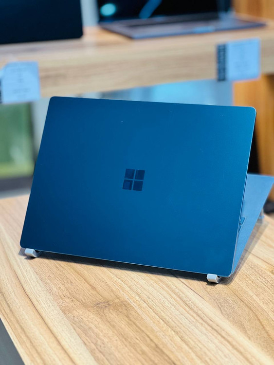 بدنه فلزی مقاوم و مینیمال لپتاپ Microsoft Surface Laptop 3 با لوگوی براق مایکروسافت در پشت دستگاه