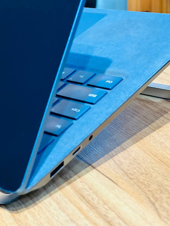 پورتهای سمت چپ Microsoft Surface Laptop 3 شامل USB-C، USB-A و جک 3.5mm هدفون