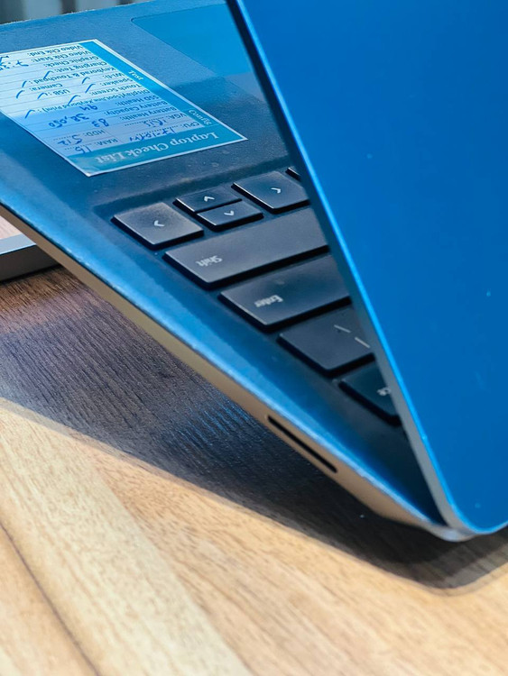 پورتهای سمت راست Microsoft Surface Laptop 3 شامل درگاه شارژ Surface Connect