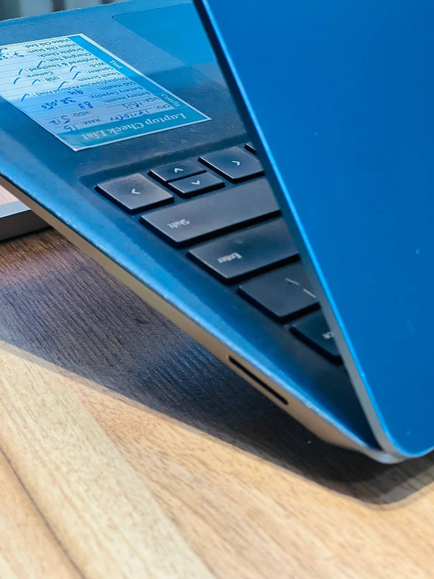 پورتهای سمت راست Microsoft Surface Laptop 3 شامل درگاه شارژ Surface Connect