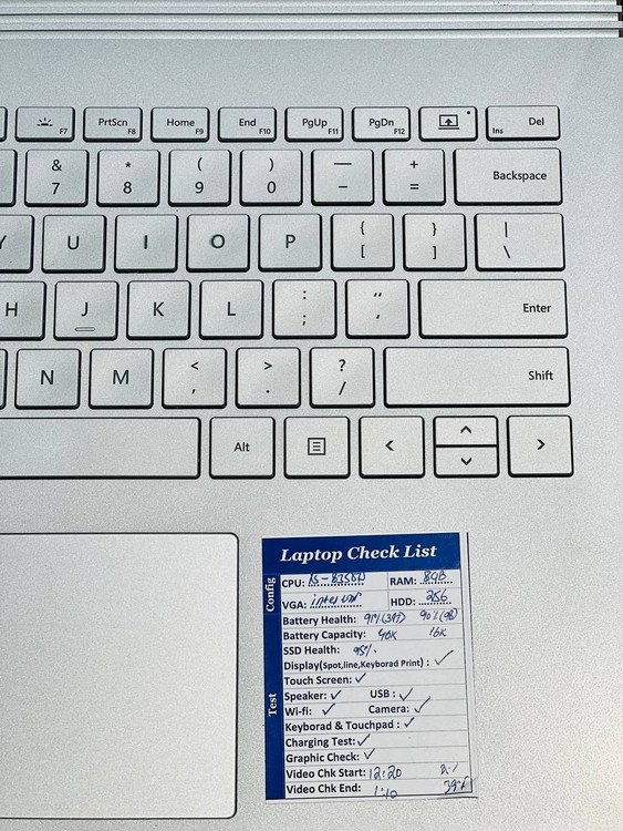 کیبورد جزیرهای با نور پسزمینه Microsoft Surface Book 2، ایدهآل برای تایپ سریع و راحت در محیطهای کمنور