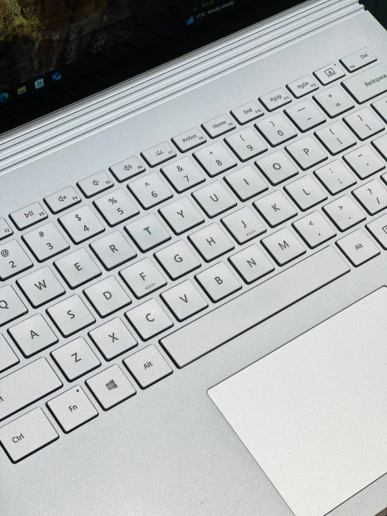 کیبورد جزیرهای با نور پسزمینه Microsoft Surface Book 2، ایدهآل برای تایپ سریع و راحت در محیطهای کمنور