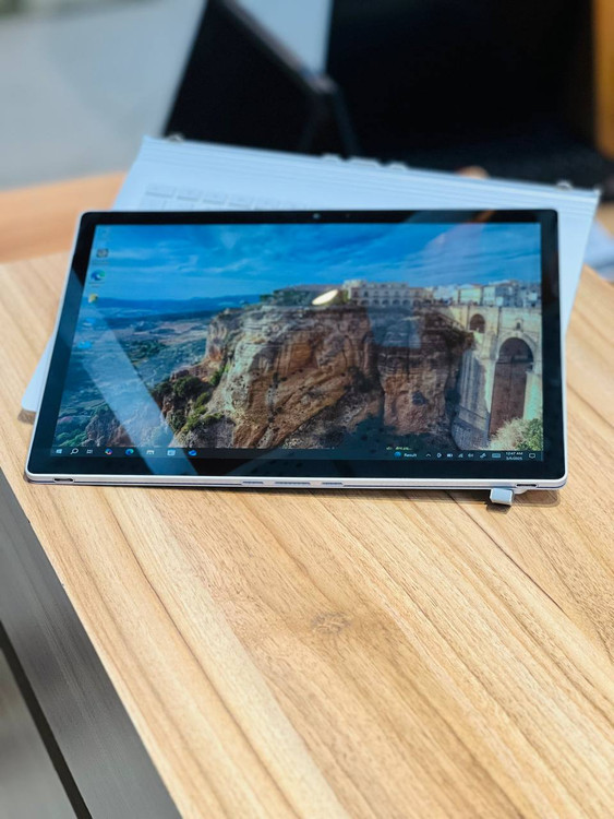Microsoft Surface Book 2 در حالت تبلت، مناسب برای طراحی دیجیتال، یادداشتبرداری و مطالعه